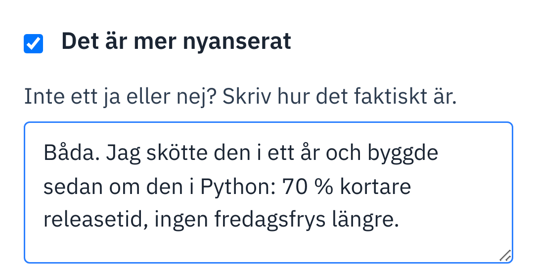 Frågekortet i exemplet: Releasepipelinen. Ikryssat: Det är mer nyanserat, med svaret ”Båda. Jag skötte den i ett år och byggde sedan om den i Python: 70 % kortare releasetid, ingen fredagsfrys längre.”
